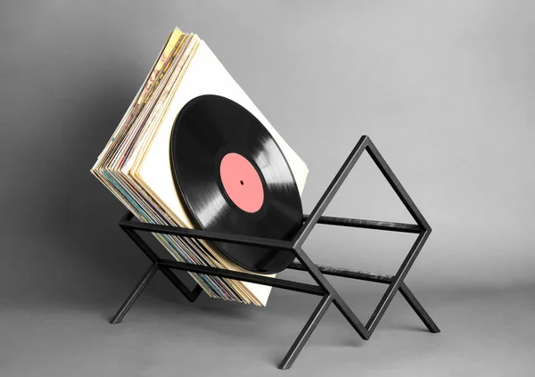 Rack Med Vinylskivor Ärmar Grå Bakgrund — Stockfoto