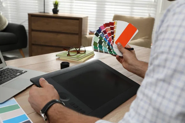 Professionele Ontwerper Met Grafische Tablet Aan Houten Tafel Close — Stockfoto