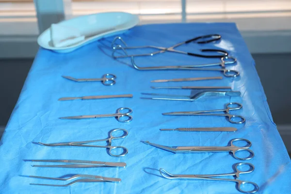 Различные Хирургические Инструменты Синем Столе Помещении — стоковое фото