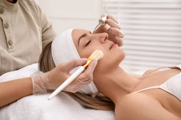 Mujer Joven Durante Procedimiento Descamación Facial Salón — Foto de Stock