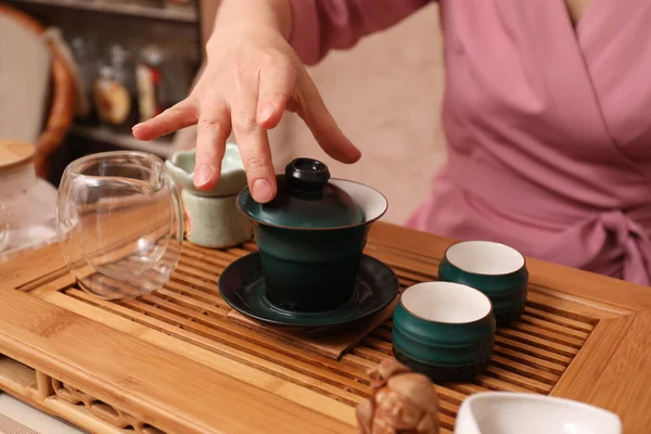 Meister Führt Traditionelle Teezeremonie Tisch Durch Nahaufnahme — Stockfoto