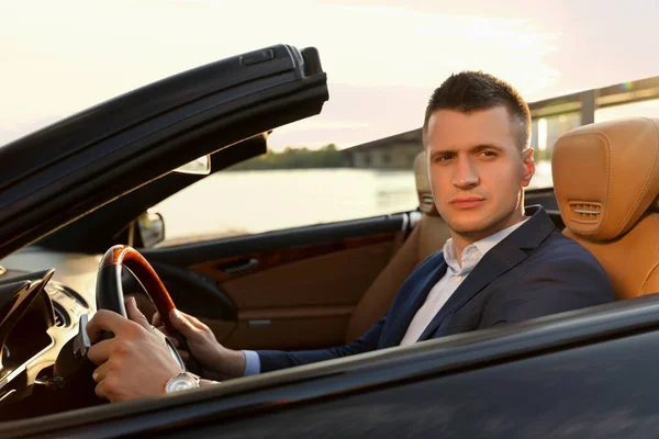 Młody Biznesmen Luksusowym Kabrioletowym Samochodzie Zewnątrz — Zdjęcie stockowe