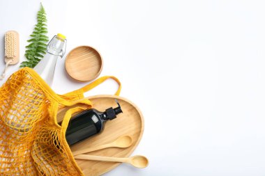 Beyaz arka planda çevre dostu ürünlerin olduğu çanta, düz yatış. Metin için boşluk