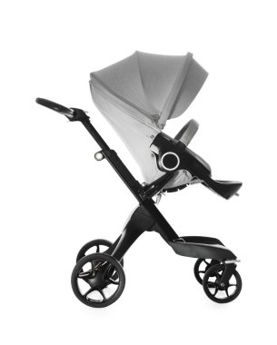 Bebek arabası. Modern bebek arabası beyazda izole edilmiş.