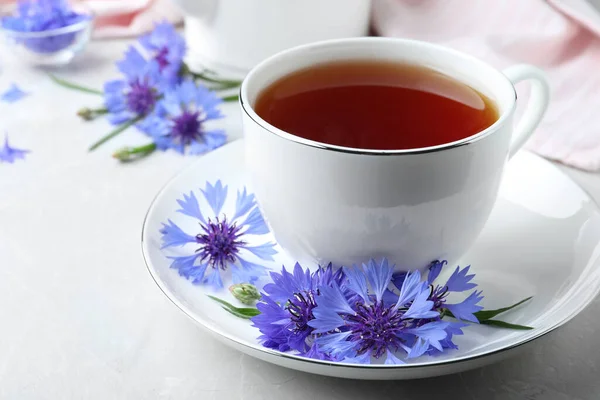 Egy Csésze Tea Búzavirág Könnyű Asztalon Közelkép — Stock Fotó