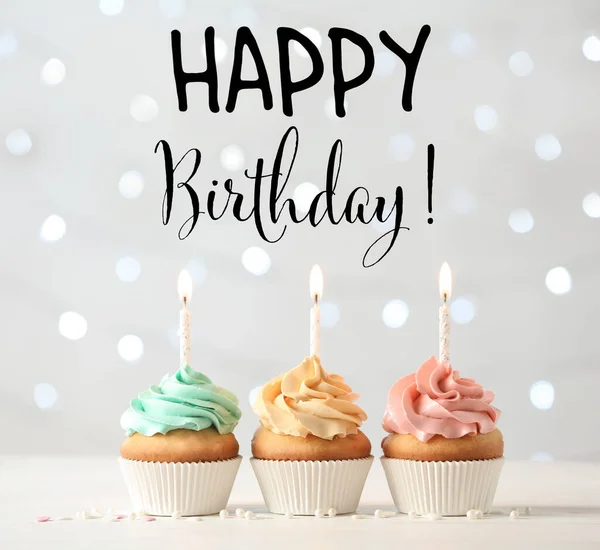 Feliz Cumpleaños Deliciosos Cupcakes Con Velas Encendidas Mesa Blanca —  Fotos de Stock