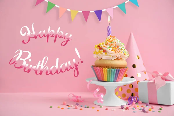 Днем Рождения Вкусный Кекс Свечами Розовом Фоне — стоковое фото