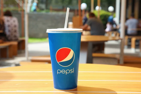 Mykolaiv Ukraine June 2021 Paper Pepsi Cup Wood Table Out — 스톡 사진