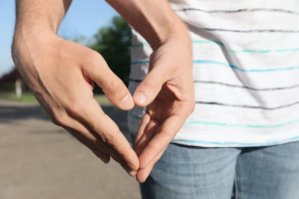 Elleri Dışarıda Yakın Mesafede Kalp Oluşturan Eşcinsel Çift — Stok fotoğraf
