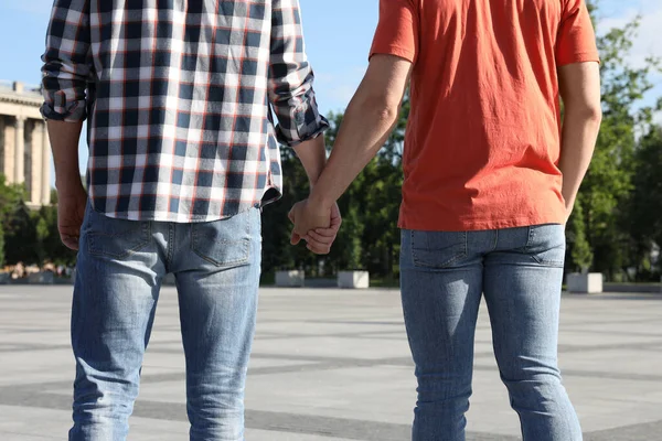 Couple Gay Marchant Extérieur Jour Ensoleillé Vue Arrière — Photo