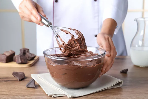 Pastelero Profesional Batiendo Crema Chocolate Con Batidor Globo Mesa Madera — Foto de Stock