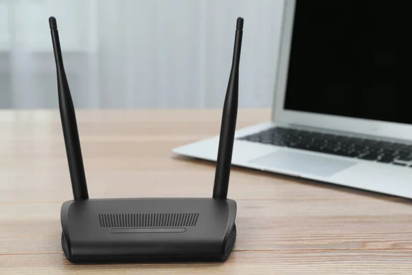 Modern Router Och Laptop Träbord Inomhus — Stockfoto