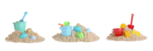 Plastové Plážové Hračky Hromádkách Písku Bílém Pozadí Koláž Venkovní Hra — Stock fotografie