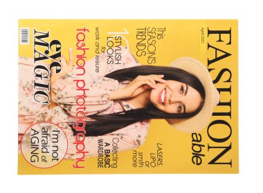 Modern basılı moda dergisi beyaz, üst görünümde izole