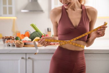 Mutfakta mezurası olan kadın, yakın plan. Keto diyeti