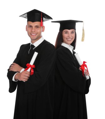 Beyaz arka planda diploması olan mutlu akademik öğrenciler