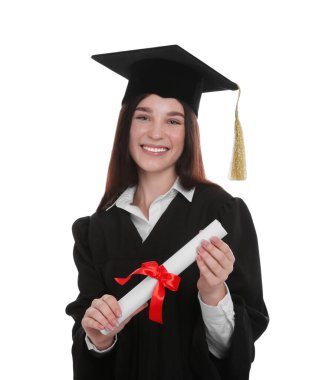 Beyaz arka planda diploması olan mutlu akademik öğrenci