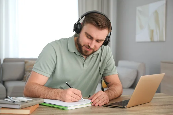 Jovem Tomando Notas Durante Webinar Line Mesa Dentro Casa — Fotografia de Stock