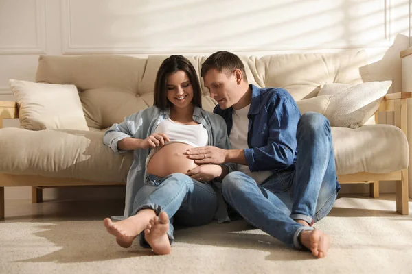 Mujer Embarazada Joven Con Marido Casa — Foto de Stock