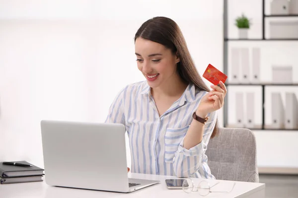 Kobieta Kartą Kredytową Pomocą Laptopa Zakupów Online Przy Białym Stole — Zdjęcie stockowe