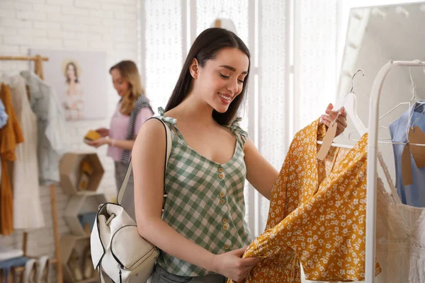 Mulher Escolhendo Vestido Para Comprar Showroom — Fotografia de Stock