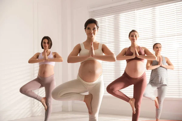 Grupo Mujeres Embarazadas Practicando Yoga Gimnasio —  Fotos de Stock