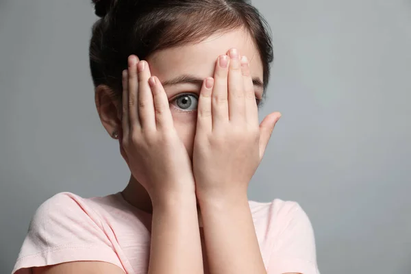 Kleines Mädchen Mit Angst Auf Grauem Hintergrund Nahaufnahme — Stockfoto