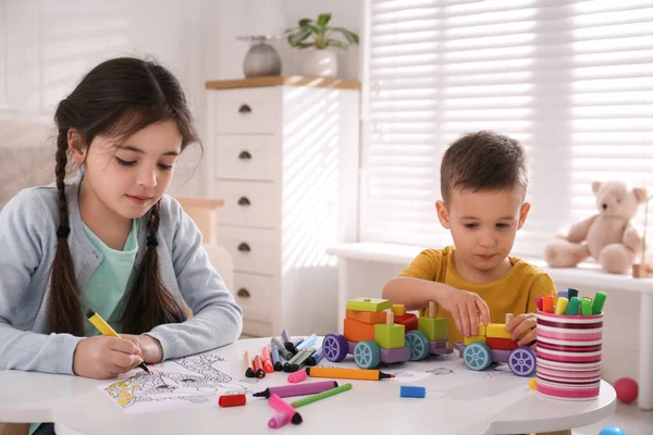 귀여운 아이들 색칠하고 방에서 테이블에서 — 스톡 사진