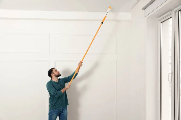 Hombre Joven Pintando Techo Con Tinte Blanco Interior Espacio Para —  Fotos de Stock