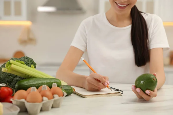 Mujer Feliz Escribiendo Cuaderno Cerca Los Productos Mesa Primer Plano — Foto de Stock