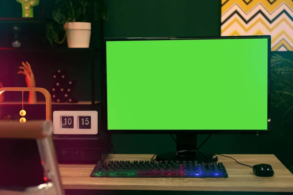 木製のテーブルの上に近代的なコンピュータとRgbキーボード室内 モックアップ緑の画面 — ストック写真