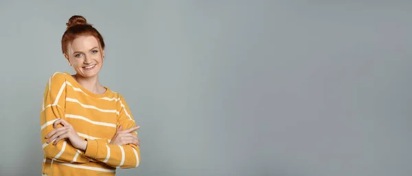 Retrato Franco Mujer Pelirroja Feliz Con Sonrisa Encantadora Sobre Fondo — Foto de Stock