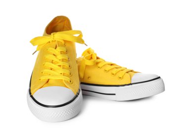 Beyazda izole edilmiş bir çift şık spor ayakkabı.