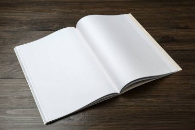Tahta masadaki boş broşürü aç. Tasarım için model