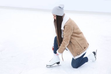 Buz pistinde artistik patinaj yapan bir kadın. Metin için boşluk