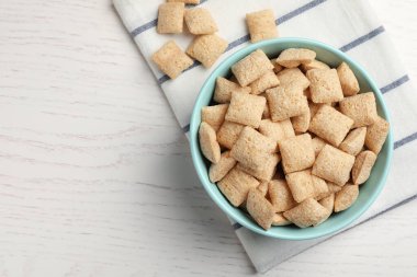 Beyaz ahşap masada nefis mısır yastıkları, üst manzara. Metin için boşluk