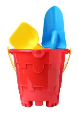 Beyaz arka planda renkli kürekleri olan plastik oyuncak kovası.