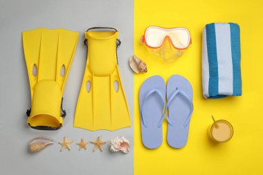 Plaj nesnelerinin renk arkaplan üzerinde olduğu düz bir kompozisyon
