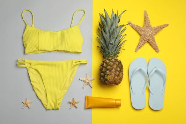 Plaj nesnelerinin renk arkaplan üzerinde olduğu düz bir kompozisyon