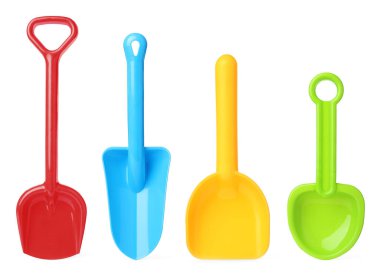 Beyaz arka planda farklı parlak plastik oyuncak kürekler, kolaj 