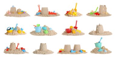 Plastik plaj oyuncakları kum yığınları üzerinde beyaz arka plan, kolaj. Açık hava oyunu