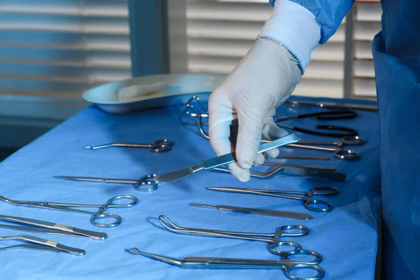 Médico Tomando Bisturí Mesa Con Diferentes Instrumentos Quirúrgicos Interior Primer —  Fotos de Stock