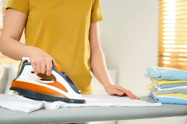 Mujer Planchando Camisa Limpia Casa Primer Plano — Foto de Stock