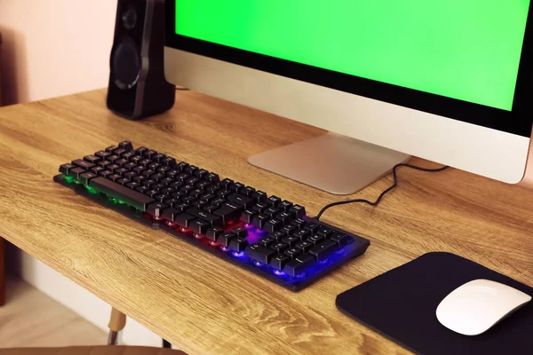 Сучасний Комп Ютер Клавіатура Rgb Дерев Яному Столі Приміщенні — стокове фото