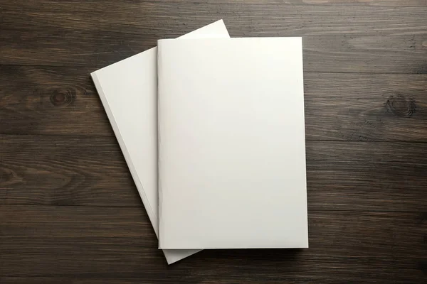 Blanco Papieren Brochures Houten Tafel Bovenaanzicht Mockup Voor Ontwerp — Stockfoto
