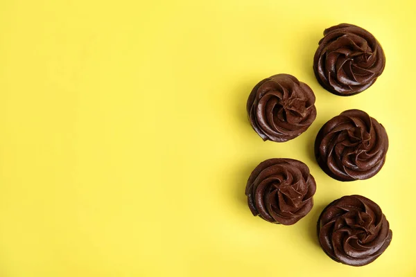 Délicieux Cupcakes Chocolat Avec Crème Sur Fond Jaune Plat Espace — Photo