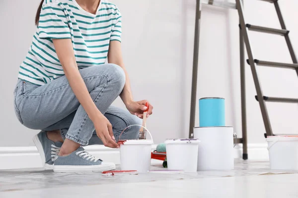 Jovem Com Ferramentas Decorador Perto Escada Dentro Casa Close — Fotografia de Stock