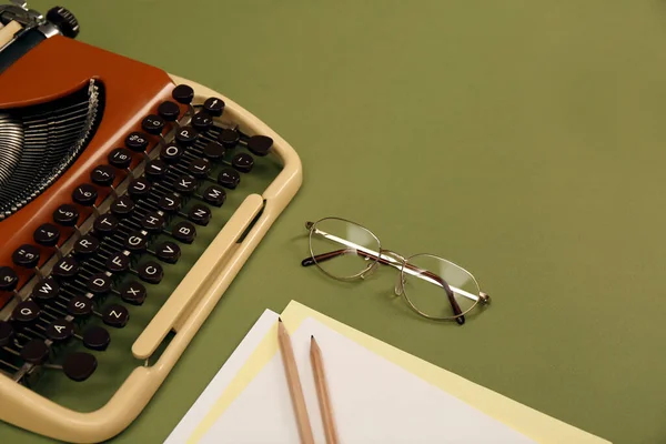 深绿色背景的老式打字机 眼镜和文具 文字空间 — 图库照片