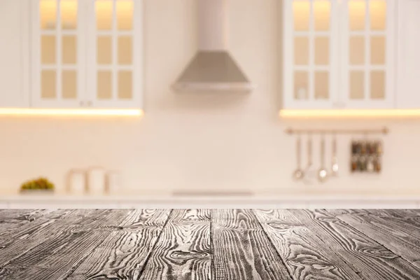 空荡荡的木制桌子和模糊不清的时尚厨房内部视野 用于设计的模型 — 图库照片