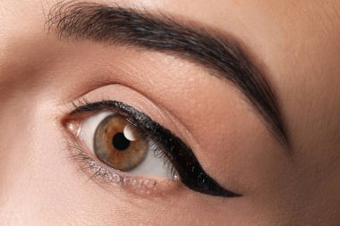 Siyah göz kalemli güzel bir kadın, yakın çekim manzaralı.